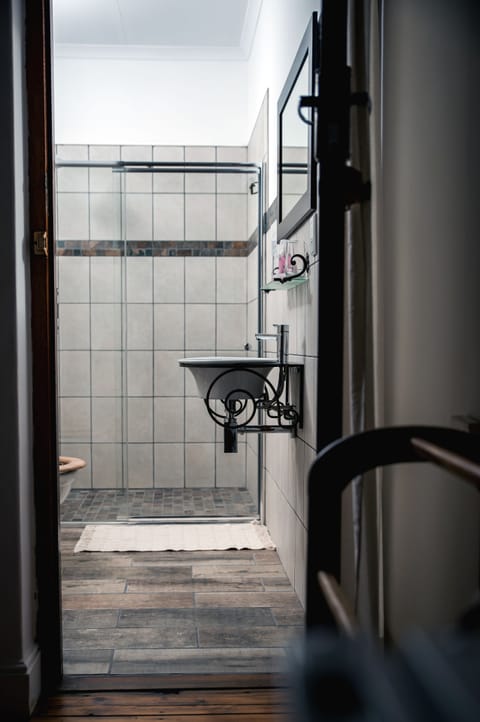 Jasmine Room | Bathroom | Shower, rainfall showerhead, free toiletries, hair dryer