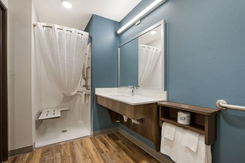 Suite, 1 Queen Bed, Accessible, Non Smoking | Bathroom | Combined shower/tub, towels