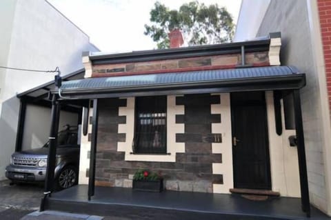 Victorian Cottage Fresh Renovated Off Street Parking 2 Two Cars Secure   
CBD