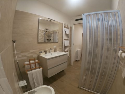 Family Quadruple Room | Bathroom | Free toiletries, hair dryer, bidet, towels