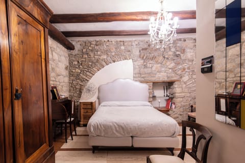 Comfort Room | Desk, free WiFi