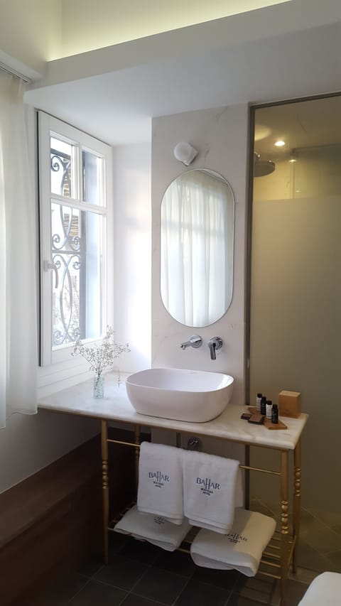 Classic Room | Bathroom | Jetted tub, free toiletries, hair dryer, slippers