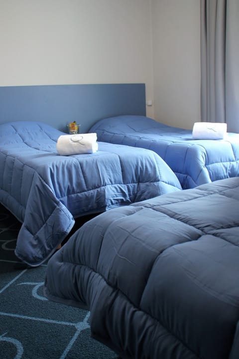Economy Triple Room | Desk, soundproofing, free WiFi, bed sheets
