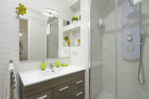 Business Room, City View | Bathroom | Shower, free toiletries, hair dryer, bidet