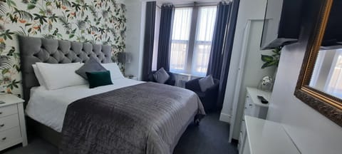 Double Room, 1 King Bed, Garden View | Blackout drapes, iron/ironing board, free WiFi, bed sheets