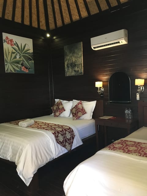 Queen Room with Balcony | Premium bedding, minibar, in-room safe, desk