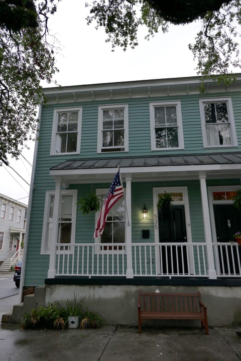Built in 1900 on E. Broad and Huntingdon in the Beach Institute area. FREE PARK