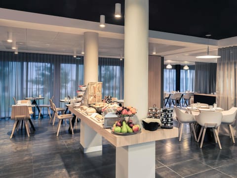 Daily buffet breakfast for a fee