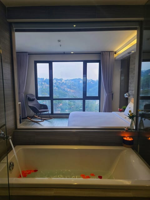 Premier Room | Minibar, in-room safe, desk, blackout drapes