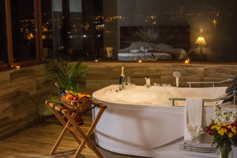 Jetted tub