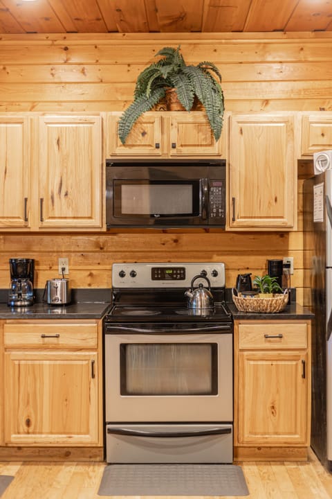 Cabin, 3 Bedrooms | Private kitchen
