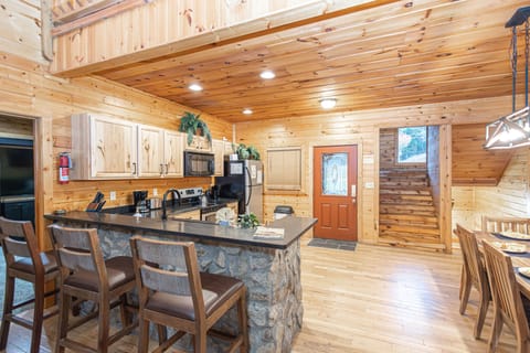 Cabin, 3 Bedrooms | Private kitchen