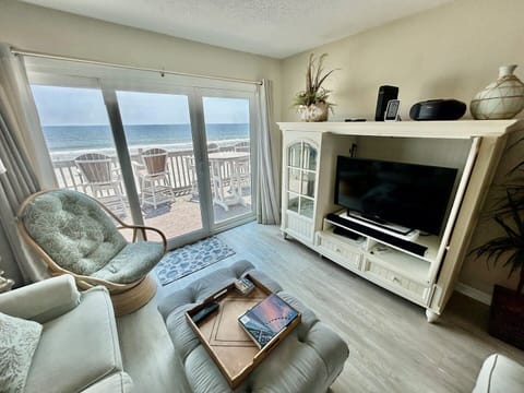 Condo, 3 Bedrooms | Living area