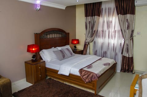 Executive Room, 1 Queen Bed, Non Smoking | Desk, blackout drapes, rollaway beds, bed sheets