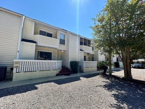 10 N Oak St - 2 bed / 2.5 bath - sleeps 6