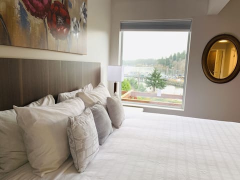 Deluxe Room, 1 King Bed | Down comforters, Tempur-Pedic beds, desk, laptop workspace