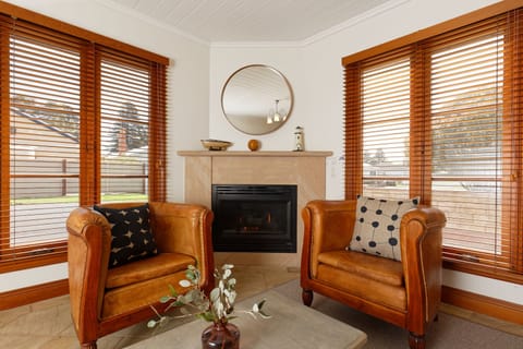 Deluxe Apartment, 1 Bedroom, Non Smoking, Kitchen | Living room | Flat-screen TV, fireplace