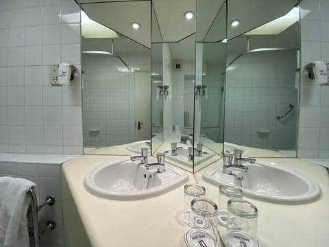 Family Room | Bathroom | Shower, hair dryer, towels