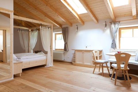 Minibar, in-room safe, desk, free WiFi