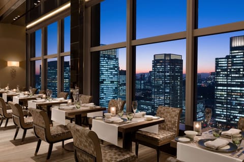 2 restaurants; breakfast, lunch, and dinner served