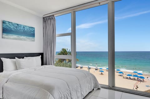 Efficiency | Premium bedding, in-room safe, desk, iron/ironing board