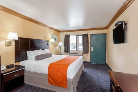 Standard Room, 1 King Bed, Accessible | In-room safe, desk, soundproofing, iron/ironing board