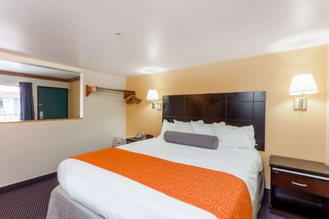 Suite, 1 King Bed | In-room safe, desk, soundproofing, iron/ironing board