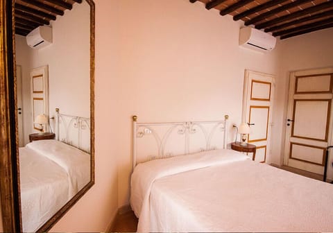 Double Room (Ginevra) | Desk, laptop workspace, free WiFi, bed sheets