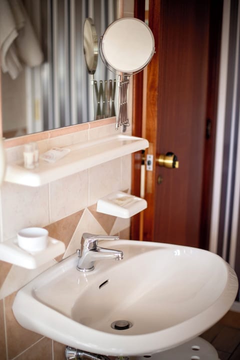 Deluxe Double Room | Bathroom | Shower, free toiletries