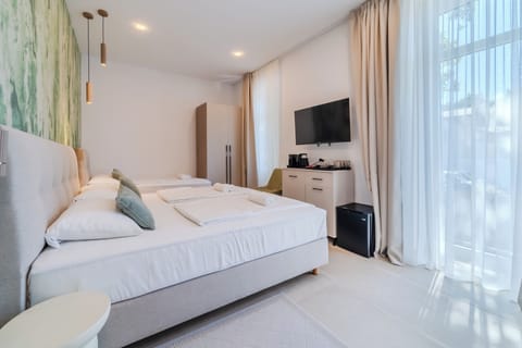Triple Room | In-room safe, desk, iron/ironing board, free cribs/infant beds