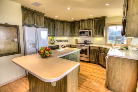 Plenty of space in the kitchen to cook up some family meals!