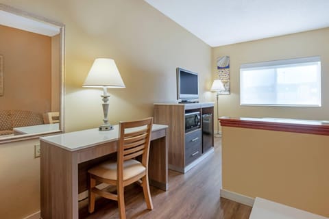 Suite, 1 Queen Bed, Non Smoking | Minibar, in-room safe, desk, free WiFi