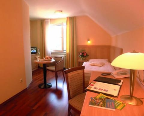 Single Room, 1 Twin Bed | Living area | 24-inch flat-screen TV with satellite channels, TV