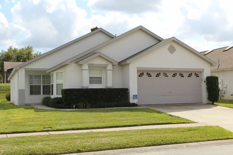 Clean and well maintained home 3 miles from Disney
