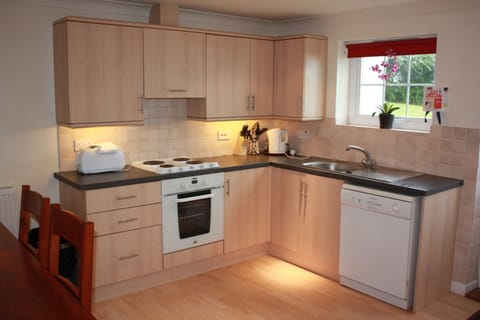 MODEREN WELL EQUIPPED KITCHEN WITH  NEW CROCKERY AND CUTLERY DISHWASHER & FRIDGE