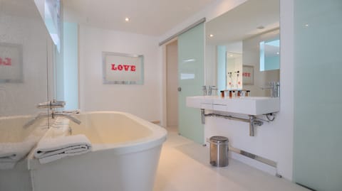 Suite | Bathroom | Combined shower/tub, free toiletries, hair dryer, towels