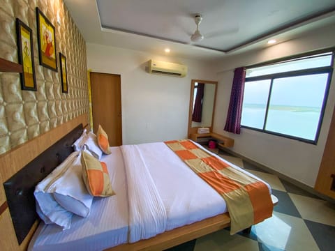 Royal Suite | Premium bedding, desk, blackout drapes, free WiFi