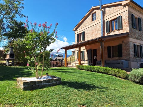 Portico with dining table, sofa, ping pong table and BBQ
