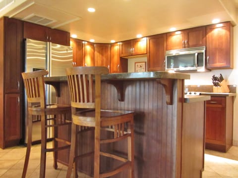 Island with breakfast bar
