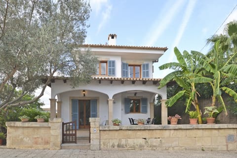 Boreal chalet with sea views in Alcúdia, ideal for 6 people. Spacious terrace, Mediterranean surroundings, and cozy atmosphere for an unforgettable holiday.