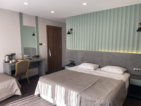 Standard Room | Minibar, in-room safe, desk, blackout drapes