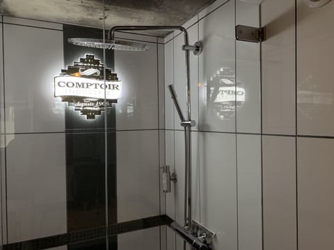 Luxury Double Room, Hot Tub (n°1) | Bathroom | Shower, rainfall showerhead, free toiletries, hair dryer