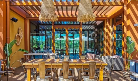 2 restaurants; breakfast, lunch, dinner, and brunch served