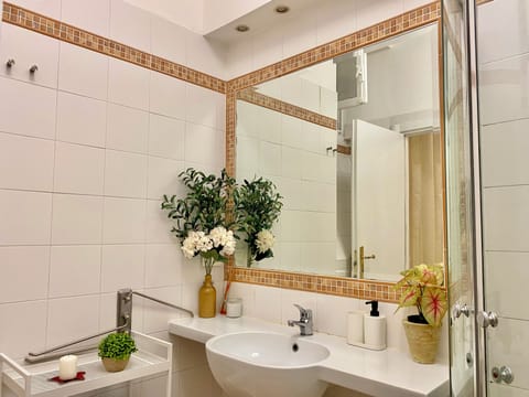 Economy Triple Room, Ensuite | Bathroom | Shower, hair dryer, towels