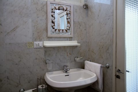 Deluxe Double or Twin Room | Bathroom | Free toiletries, hair dryer, bidet, towels