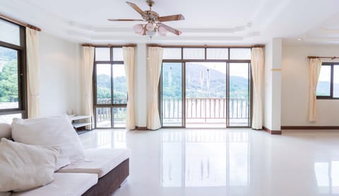 Basic House | Living area | 32-inch flat-screen TV with cable channels, TV