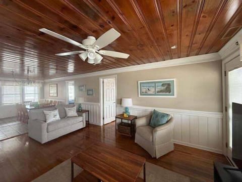 House, 6 Bedrooms | Living area | Smart TV