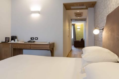 Junior Suite | Premium bedding, down comforters, memory foam beds, minibar