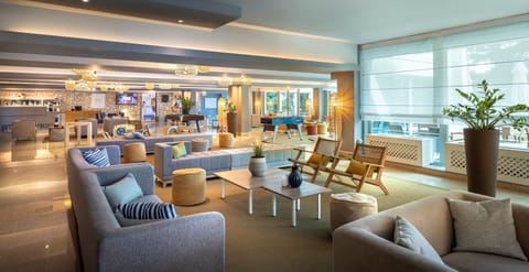 2 bars/lounges