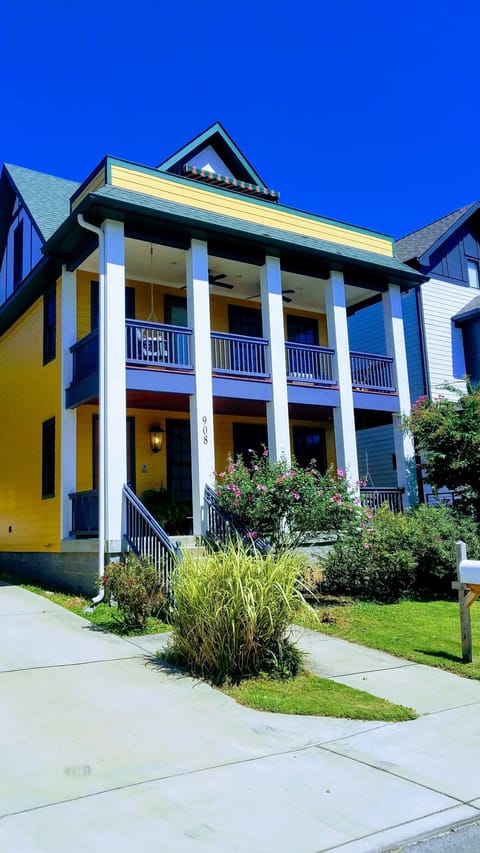 Love my 2 covered porches and rooftop terrace!